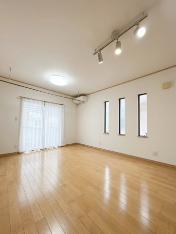 泉大津市板原町3丁目戸建の居間・リビング