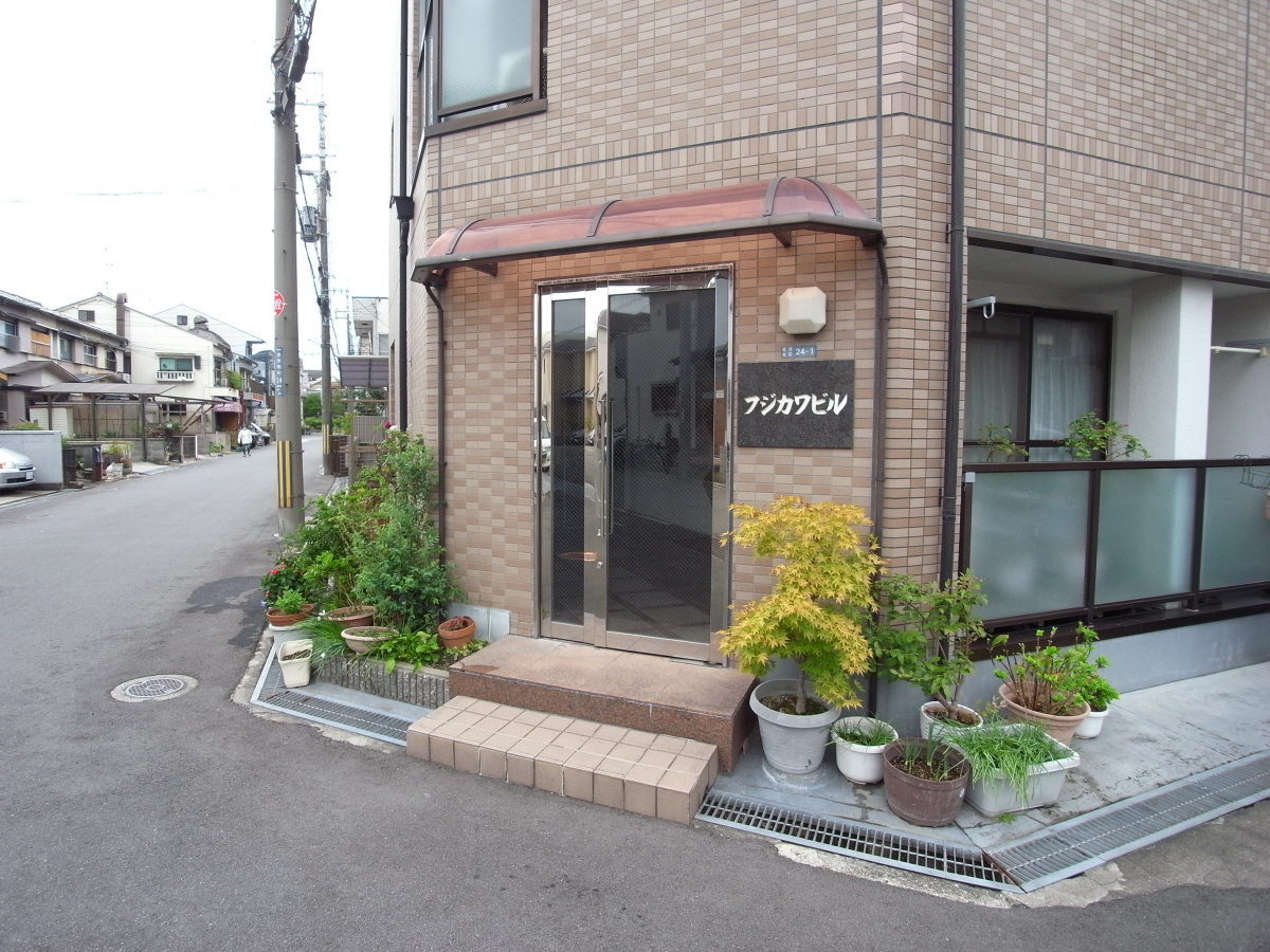 フジカワビルのエントランス