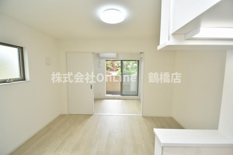 KOGI Residence 岩田町の居間・リビング
