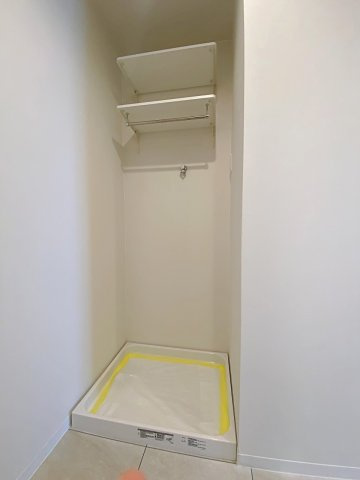 ハイシティ馬橋のランドリースペース|【洗面洗濯室】洗濯機置場の周辺には洗剤や日用品をスマートに収納できるスペースを確保！毎日の洗濯作業がスムーズかつ効率的に行えるよう配慮されており家事の負担を軽減する使い勝手の良い設計です。