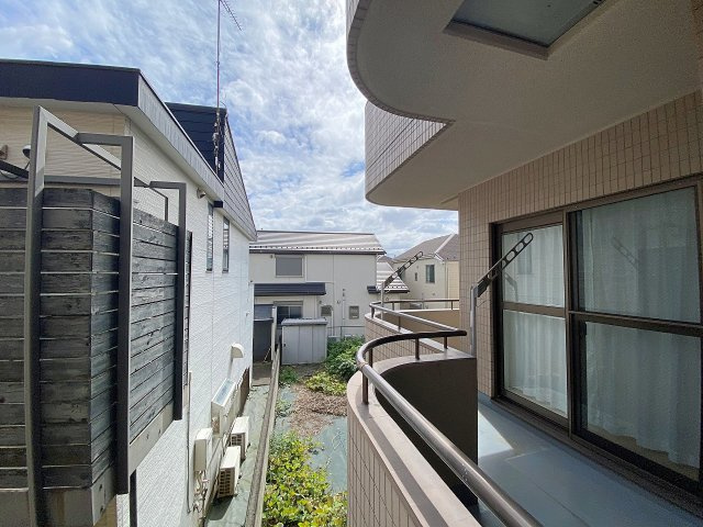 ハイシティ馬橋の展望|【眺望】前面に遮るものがなく開放的な景色が広がる心地よい眺望！爽やかな風と十分な日差しを感じながら季節の移ろいや綺麗な空を楽しめます。お部屋にいながら気軽にリフレッシュできる魅力的な住環境です。