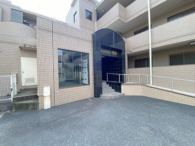 ハイシティ馬橋|【エントランス】マンションの入り口へと続くゆとりあるエントランスアプローチ！綺麗に整備されており、毎日の出入りやお出迎えも気持ちよく行えます。住まう方のプライドを満たす上品で上質な佇まいです。