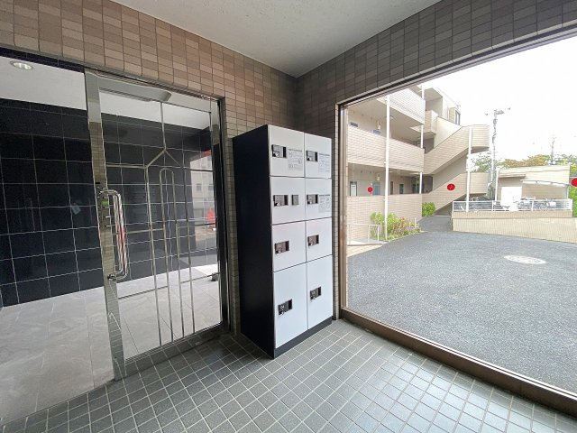 ハイシティ馬橋の設備|【宅配ボックス】不在時でも安心して荷物を受け取れる便利な宅配ボックスを完備！配達時間を気にせずお出かけでき、仕事や外出で忙しい日々でもスムーズに荷物の受取ができる大変重宝する共用設備です。