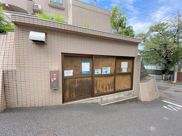 ハイシティ馬橋のその他共用部分|【ゴミ捨て場】敷地内に設置された管理の行き届いた清潔なゴミ置場！しっかり区画分けされており、毎日のゴミ出しもスムーズに行えます。住環境の美観と衛生面がしっかりと保たれた安心感のある共用設備です。