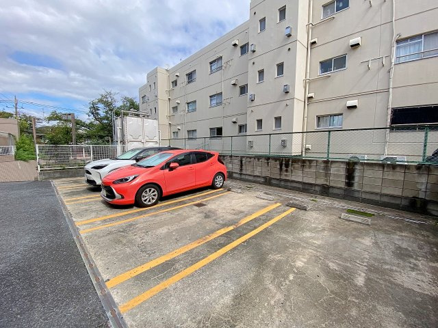 ハイシティ馬橋の駐車場|【駐車場】敷地内に完備された出し入れがしやすい駐車場スペース！大切なお車を敷地内に安全に駐車でき、お出かけや日常の買い物時にも大変便利です。愛車をお持ちの方にも嬉しい快適な住環境を整えています。
