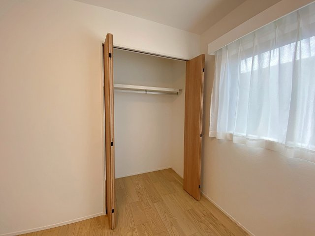 ハイシティ馬橋の収納|【収納】洋室（間取り図左上）に備え付けられた便利なクローゼット！衣類や季節物の荷物までしっかり収納できます。お部屋のスペースを無駄にせず有効活用でき、居室空間をより広く快適にお使いいただけます。