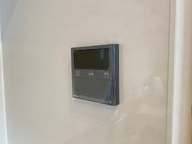 ハイシティ馬橋の発電・温水設備|【追い炊き機能】ボタン一つで設定温度のお湯を自動で張れる便利な追い炊き機能付き！時間の空いたご家族の入浴時でも、いつでも温かいお湯に浸かれます。快適で節水にも貢献する魅力的なお風呂設備です。
