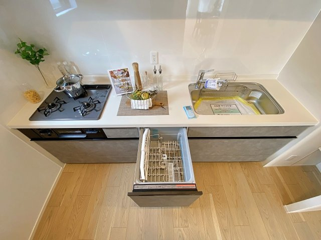 ハイシティ馬橋の発電・温水設備|【食洗機】毎日の食後の片付けをスマートにサポートする便利なビルトイン食器洗い乾燥機！手洗いでは落ちにくい頑固な汚れもスッキリ洗浄でき、節水効果とともに家事の負担を大幅に軽減してくれる頼もしい設備です。