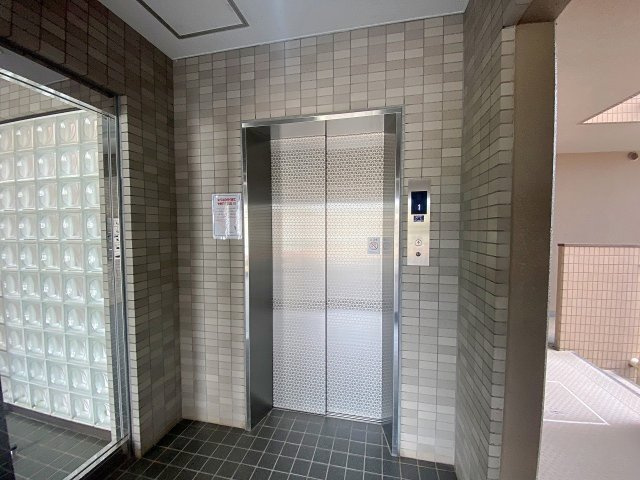 ハイシティ馬橋のその他共用部分|【エレベーター】日々の昇降移動や重い荷物の持ち運びを行えるエレベーターを完備！買い出し後やベビーカー、スーツケースをご利用の際もストレスフリーに移動でき、快適で暮らしやすい住環境を整えています。