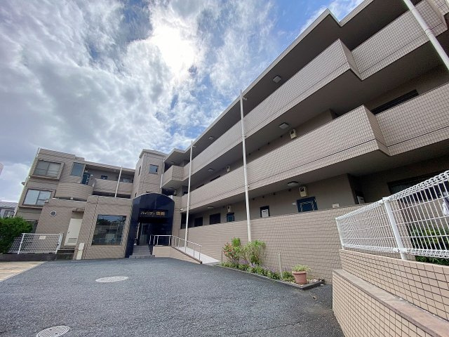 ハイシティ馬橋の外観|【外観】閑静な住宅街に佇む落ち着いた雰囲気のマンション外観！JR常磐線「馬橋」駅徒歩11分の好立地で、通勤・通学にも大変便利です。周辺環境も整っており、長く快適にお住まいいただける優れた住環境です。