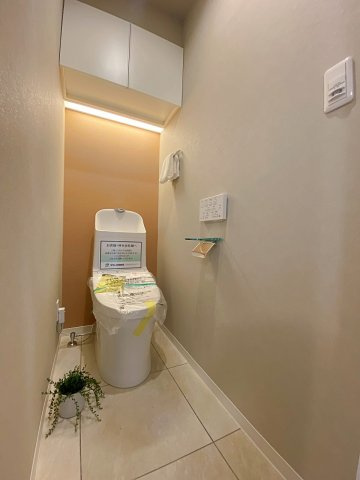 ハイシティ馬橋のトイレ|【トイレ】衛生的で安心の温水洗浄便座付きトイレへ新規交換済み！手入れがしやすく清潔に保てるシンプルなデザインで、落ち着いたプライベート空間を実現。毎日快適にお使いいただける設備へ生まれ変わりました。