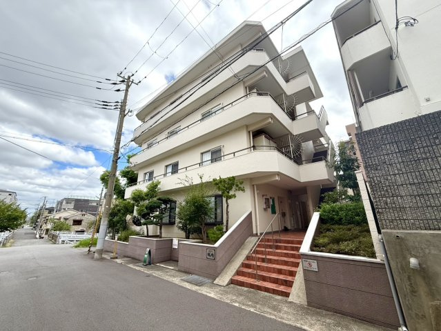 メゾン城内の外観|自然の心地よさを身近に感じながら、穏やかな暮らしを楽しめる住環境。総戸数16戸の、落ち着きある住まいです。