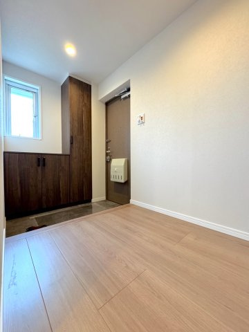 朝日センチュリーみずほ台Ａ棟の玄関|ご家族を温かく迎え入れてくれる、落ち着きとゆとりのある玄関スペースです。十分な収納も備わっており、すっきりと片付いた空間で安心してお客様をお迎えいただけます。