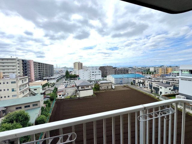 朝日センチュリーみずほ台Ａ棟の展望|窓の外に広がる、遮るものが少ない開放的な景色です。空を広く感じることができ、毎日の暮らしの中でふと窓の外を眺めながらホッと一息つける癒やしの眺望が広がっています。