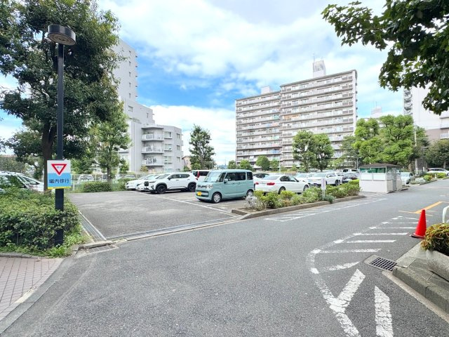 朝日センチュリーみずほ台Ａ棟の駐車場|敷地内（または近隣）にしっかりと確保された駐車スペースです。お車をお持ちの方や、お仕事やお出かけの機会が多いご家族のカーライフをしっかりと便利にサポートします。