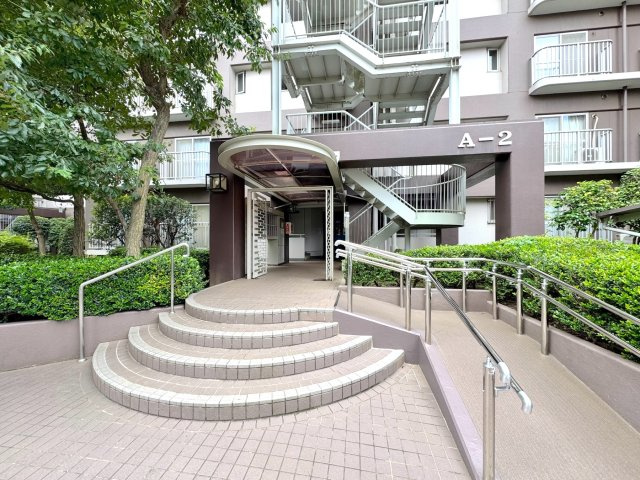 朝日センチュリーみずほ台Ａ棟|住まう方を優しく迎え入れてくれる、落ち着いた雰囲気のエントランスアプローチです。日々のお手入れが行き届いた綺麗な外観が、マンション全体の質の高さを物語っています。