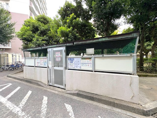 朝日センチュリーみずほ台Ａ棟のその他共用部分|ゴミ置き場
敷地内にしっかりと設置された、使い勝手の良い清潔なゴミ置き場です。日々の暮らしを快適にサポートしてくれる、見逃せない毎日の生活に嬉しい共用設備のひとつです。