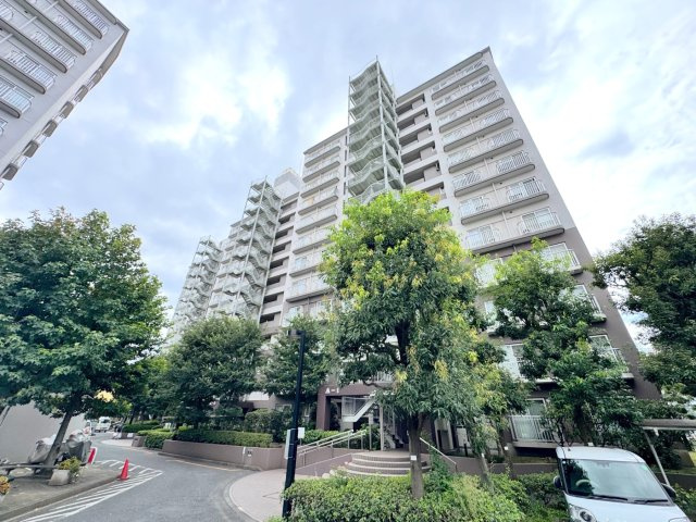朝日センチュリーみずほ台Ａ棟の外観|緑豊かな周辺環境に美しく溶け込む、落ち着いたデザインの外観です。管理体制の良さが伺えるしっかりと手入れされた、安心感と誇りを持てる住まい環境が大きな魅力です。