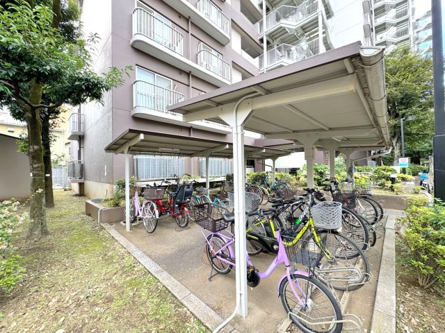 朝日センチュリーみずほ台Ａ棟の駐輪場|敷地内に綺麗に整えられた便利な駐輪スペースです。自転車を利用した近所への気軽なお買い物や、毎日の通勤・通学など、アクティブな移動をしっかりとサポートします。