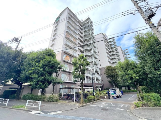 朝日センチュリーみずほ台Ａ棟の外観|総戸数496戸の大規模レジデンスならではの堂々とした佇まいです。綺麗に手入れされた共用部や管理体制の良さが、日々の安心感につながります。周辺の緑豊かな環境にも美しく溶け込むデザインです。