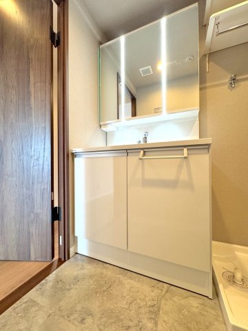 朝日センチュリーみずほ台Ａ棟の独立洗面台|朝の忙しい時間帯の身支度やヘアセットがスムーズに行える、使い勝手の良い独立洗面化粧台です。足元や鏡の周りにもたっぷりと収納スペースが確保されており、洗面周りをすっきりと整えられます。