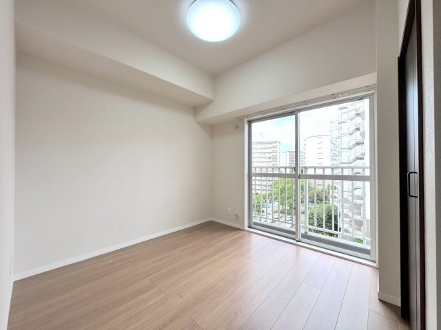朝日センチュリーみずほ台Ａ棟の子供部屋|お子様のお部屋や書斎、趣味を楽しむプライベートな空間としてもぴったりの4.6帖の洋室です。窓から明るい光が差し込む、毎日の暮らしが心地よくなるアットホームなお部屋です。