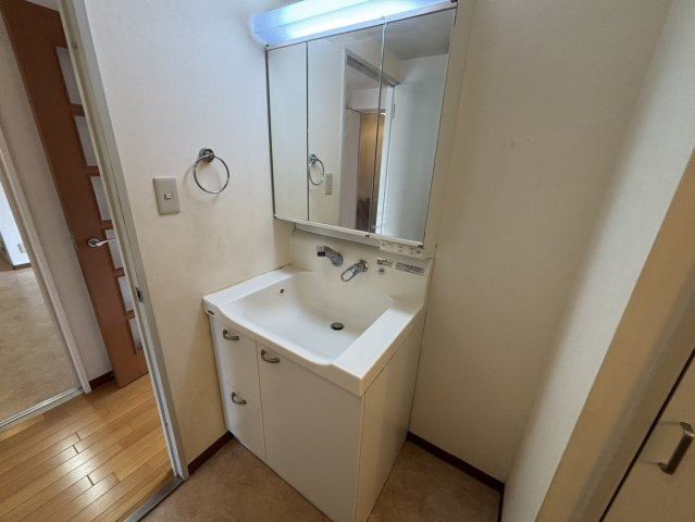 ファミーユ住吉牛神前北棟の独立洗面台