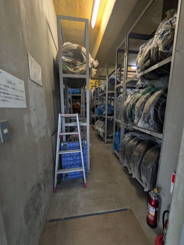 【共用部】専用のタイヤ置き場ラックを完備。お部屋のスペースを広く保てます。