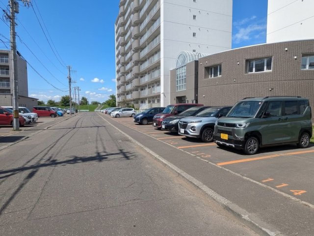 【駐車場】※CG加工済み。敷地内に屋外平面駐車場を完備。