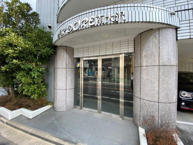 高級感のあるエントランスです。綺麗に維持管理されてます。