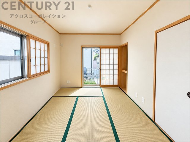 二面採光で明るく、心落ち着く和室。畳のぬくもりを感じる寛ぎの空間で、客間やお子様の遊び場、家事スペースなどライフスタイルに合わせて多用途に活用いただけます。
