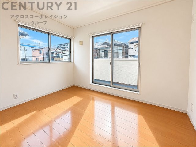 2面採光で明るい陽射しが差し込む洋室。大きな窓が開放感を演出し、木目調のフローリングが温かみのある空間を演出。寝室や子ども部屋など、多彩な用途に活用できます