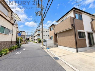 ゆとりある駐車スペースを備えた、落ち着いた佇まいの住まい。前面がすっきりとしており、車の出し入れもスムーズ。現地でぜひ住環境や陽当たり、建物の雰囲気をご確認ください。