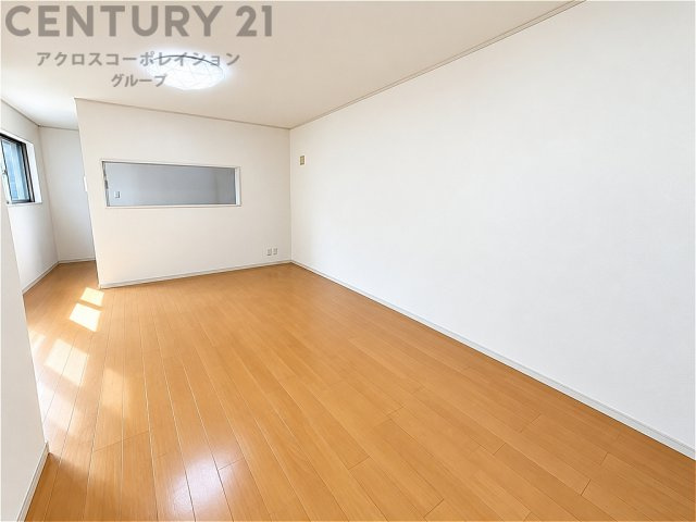 明るい陽射しが差し込む、開放感のあるゆったりとした居住空間。シンプルな内装で家具の配置もしやすく、お好みのインテリアを楽しみながら快適にお過ごしいただけます。