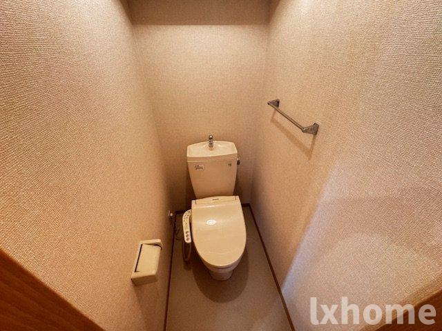 レシェンテ茨木のトイレ|落ち着いた色調のトイレです