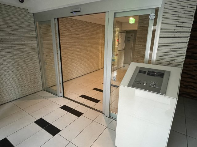 府中市八幡町３丁目の賃貸マンションのエントランス