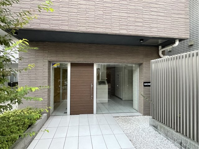 府中市八幡町３丁目の賃貸マンションのエントランス