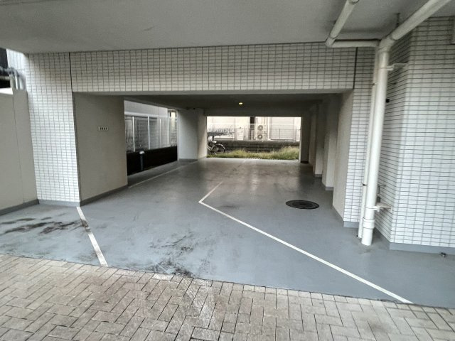 府中市八幡町３丁目の賃貸マンションの駐車場
