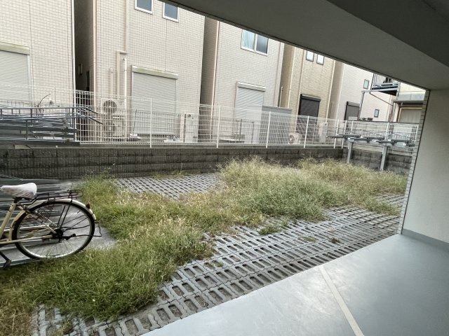 府中市八幡町３丁目の賃貸マンションの庭