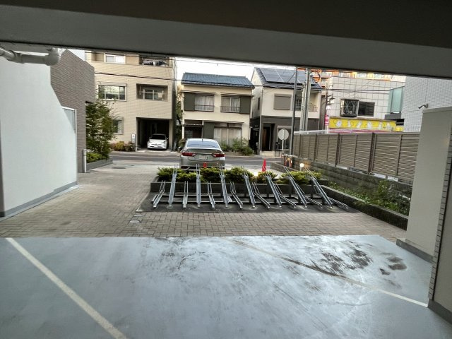 府中市八幡町３丁目の賃貸マンションの駐車場