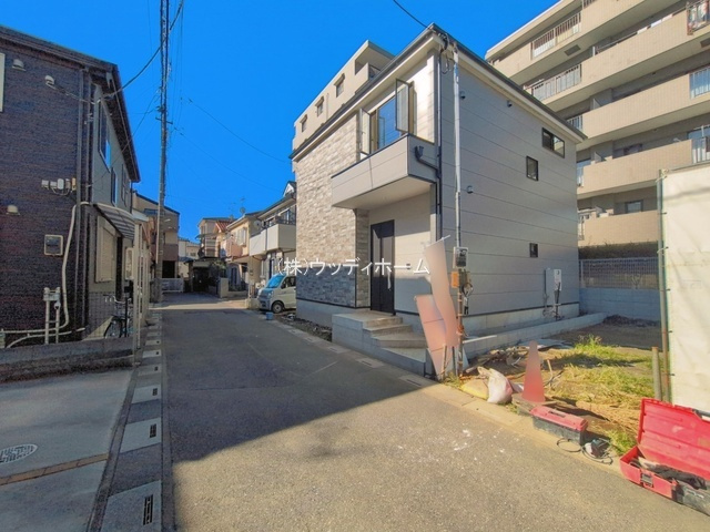 越谷市赤山町23期　新築一戸建て　2号棟の前面道路含む現地写真