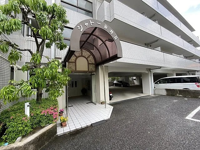 芦屋市津知町の賃貸マンションのエントランス