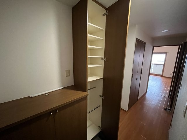 西宮市高松町の賃貸マンションの玄関