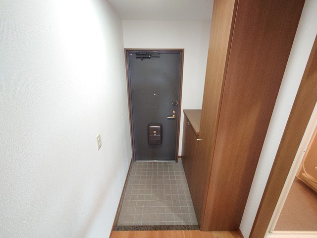 西宮市高松町の賃貸マンションの玄関
