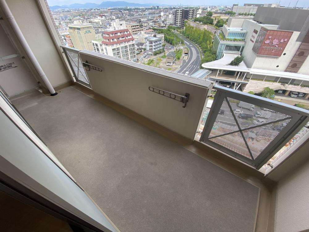 西宮市高松町の賃貸マンションのバルコニー