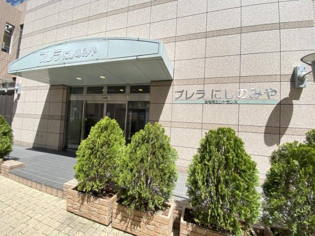 西宮市高松町の賃貸マンションのエントランス