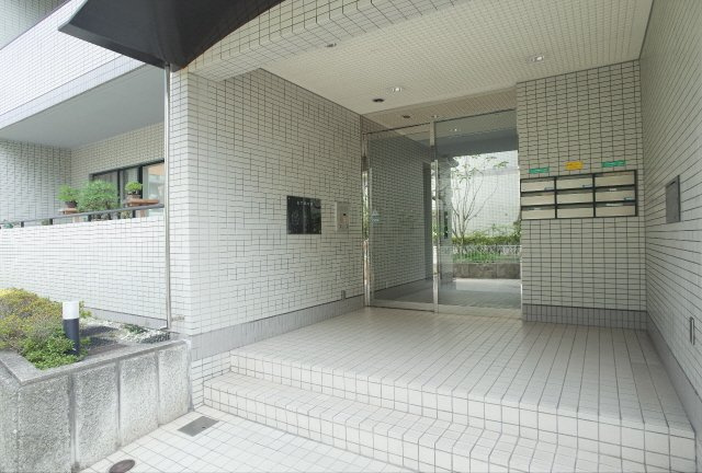 神戸市東灘区御影塚町１丁目の賃貸マンションのエントランス
