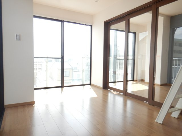 神戸市灘区神ノ木通１丁目の賃貸マンションの居間・リビング