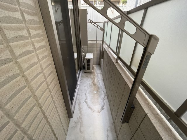 神戸市灘区城内通４丁目のアパートのバルコニー