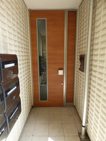 神戸市灘区城内通４丁目のアパートのエントランス